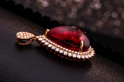 金魚叔叔的匠心 當珠寶邂逅光影，訴說首飾的靈動故事